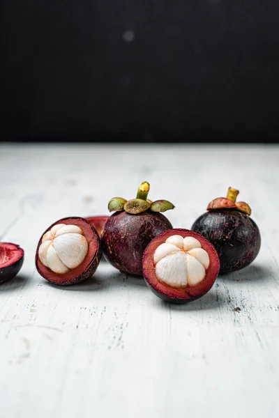 Mangosteen Fruit Witte Houten Ondergrond Zomerfruit — Stockfoto