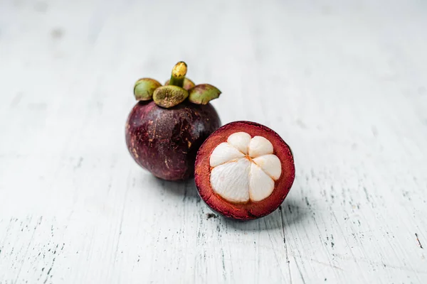 Mangosteen Fruit Witte Houten Ondergrond Zomerfruit — Stockfoto