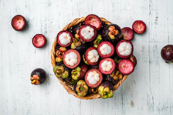 Mangosteen Fruit Witte Houten Ondergrond Zomerfruit — Stockfoto