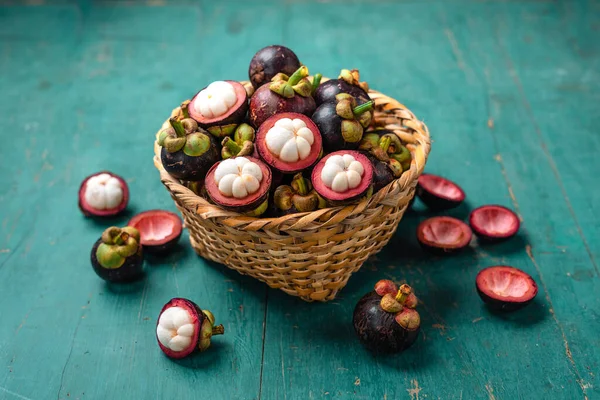 Mangosteenvrucht Lichtblauwe Houten Ondergrond Tropisch Fruit — Stockfoto