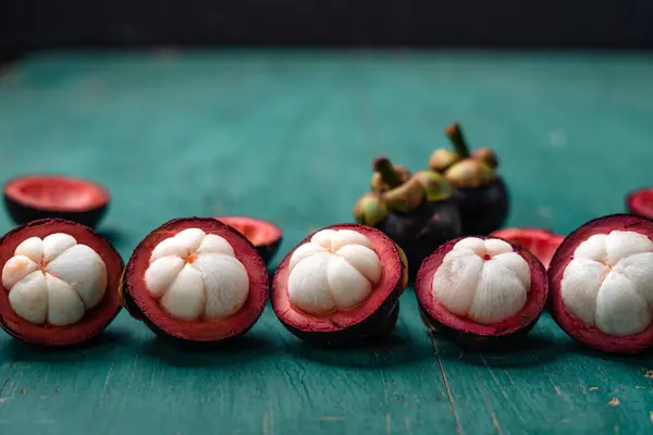 Fructe Mangosteen Fundal Lemn Albastru Deschis Fructe Tropicale — Fotografie, imagine de stoc