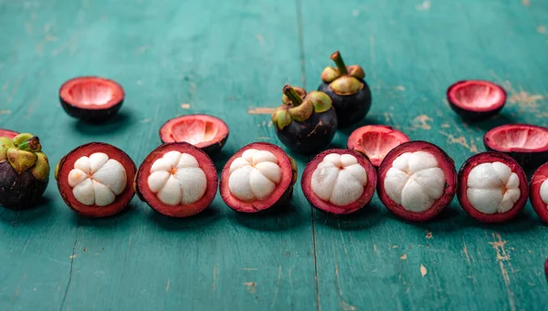 Mangosteenvrucht Lichtblauwe Houten Ondergrond Tropisch Fruit — Stockfoto