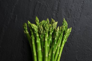 Siyah arka planda bahçeden kuşkonmaz