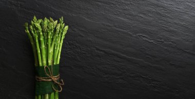 Siyah arka planda bahçeden kuşkonmaz