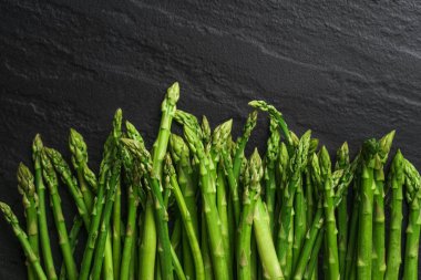 Siyah arka planda bahçeden kuşkonmaz