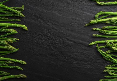 Siyah arka planda bahçeden kuşkonmaz