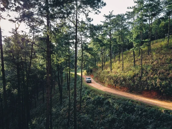 夏夜通往乡村的道路及山岭 — 图库照片