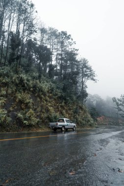 Yağmurlu ve sisli bir günde Dağ Yolu, Pai Yolu