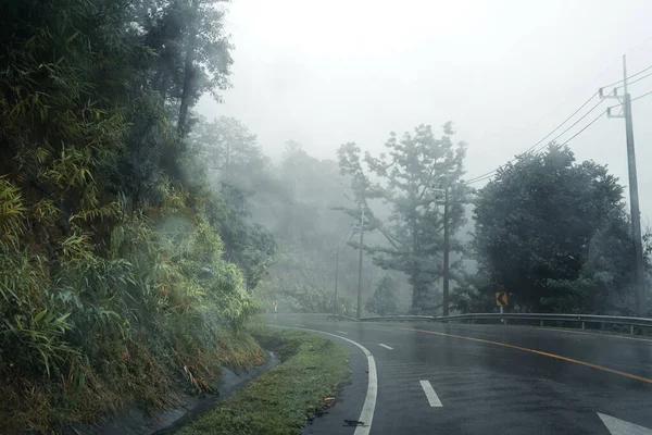 雨や霧の日に山道 パイへの道 — ストック写真
