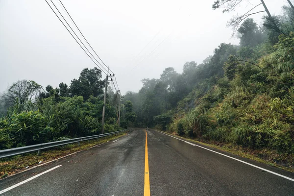 Estrada Montanha Dia Chuvoso Nebuloso Estrada Para Pai — Fotografia de Stock