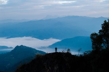 Nefes kesen dağ sıraları ve güzel gündoğumunda sisli deniz manzarası..