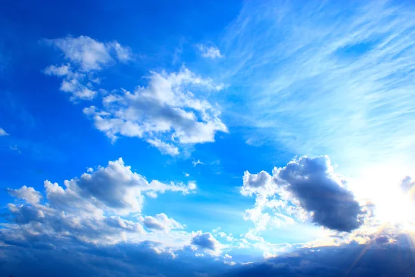 Pittoreske witte wolken op blauwe hemel — Stockfoto
