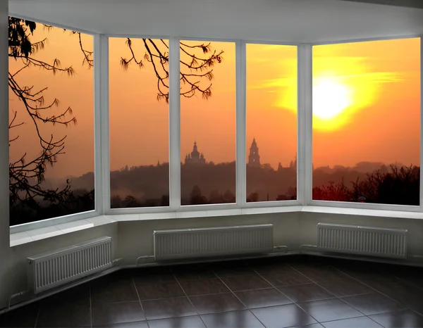 Kunststof ramen met uitzicht op de vurige rode zonsondergang — Stockfoto