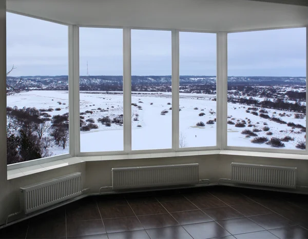 Ampla janela de varanda com paisagem de inverno — Fotografia de Stock