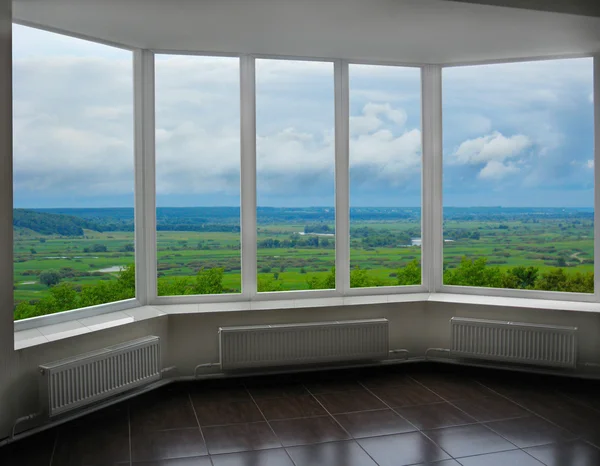 Moderne venster veranda met onweerswolk landschap — Stockfoto