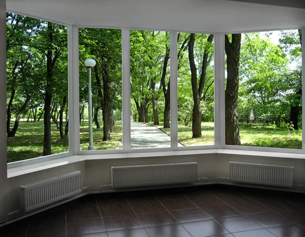 Kunststofffenster mit Blick auf den Stadtpark — Stockfoto