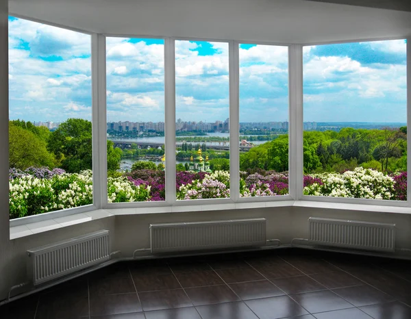 Ventana de plástico con vista de Kiev en primavera Imágenes de stock libres de derechos