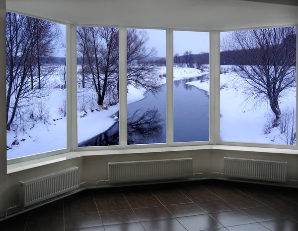 冬の川を見下ろす部屋の窓 — ストック写真