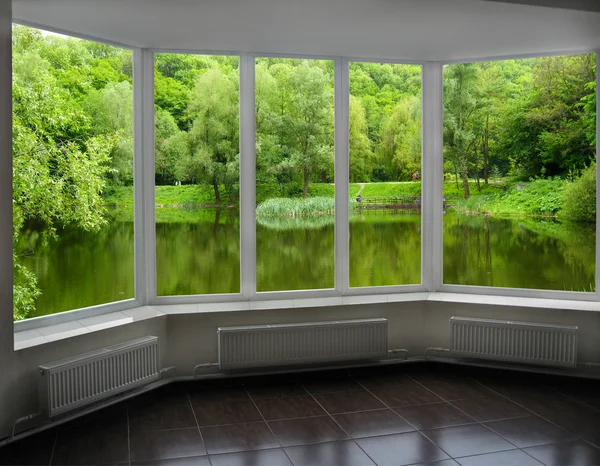 Moderna finestra di veranda con vista sul fiume — Foto Stock