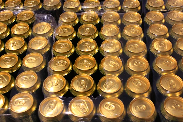 Packing of tins of beer — Stock Photo, Image