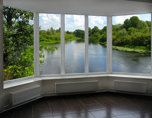 Moderne venster van veranda met uitzicht op de rivier — Stockfoto