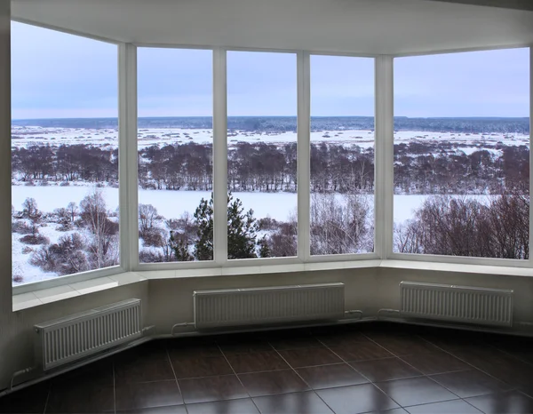 Janela de varanda com vista para a paisagem de inverno — Fotografia de Stock