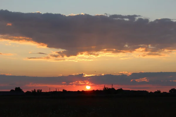 Dark summer sunset with sun beams — Stock Photo, Image