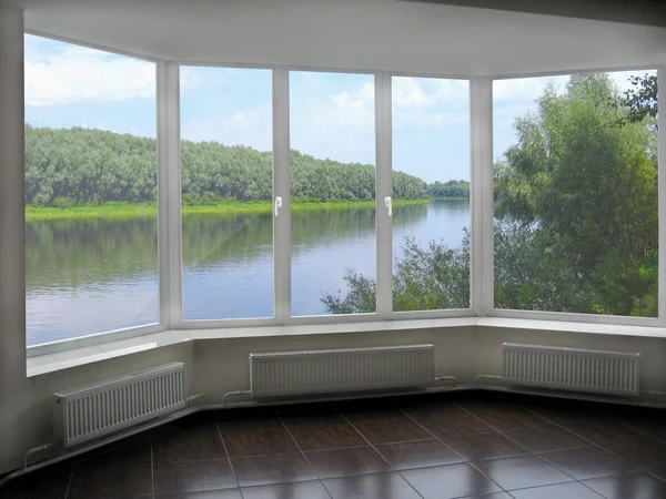 Modernes Fenster der Veranda mit Blick auf den Fluss — Stockfoto