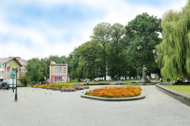 Güzel park ile Drohobych şehirdeki sokak