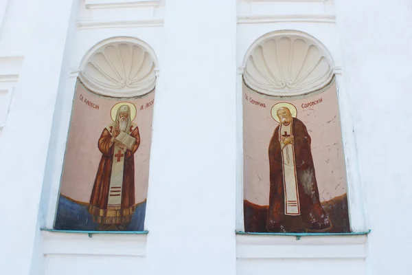 Изображения двух святых на Трийцкой стене храма — стоковое фото