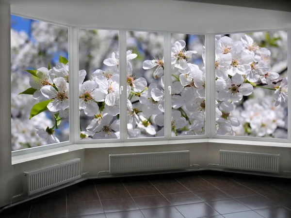 Műanyag ablakok, a virágzó kertre néző — Stock Fotó