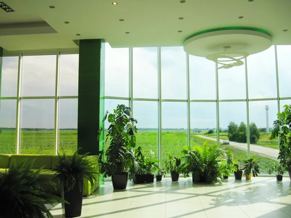 Bürofenster mit Blick auf das landwirtschaftliche Feld — Stockfoto