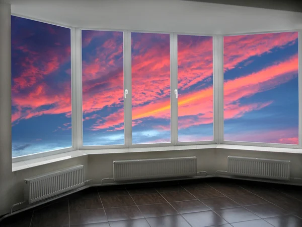 Grandes janelas de escritório com pôr do sol além dele — Fotografia de Stock