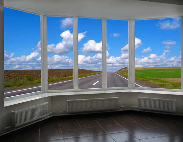 Large fenêtre avec vue sur l'autoroute moderne — Photo