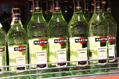martini depodaki şişe