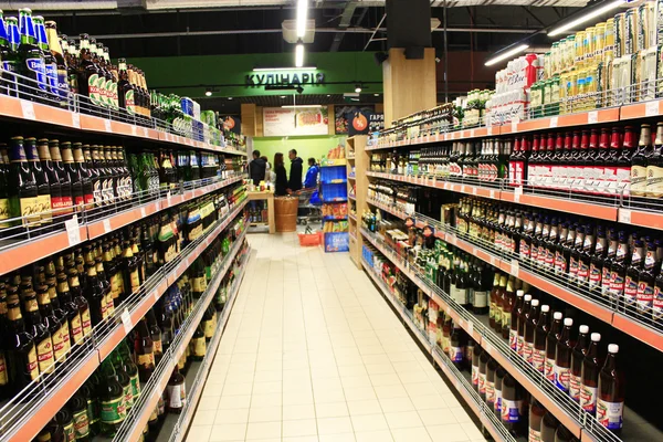 Loja de cerveja com grande variedade — Fotografia de Stock