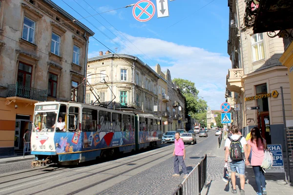 Rušné ulice ve Lvově s lidmi a tramvaje — Stock fotografie