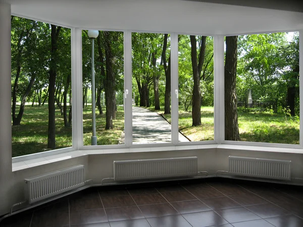 Venster met uitzicht op de zomer stadspark — Stockfoto