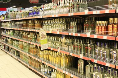 süpermarket bölümünde votka