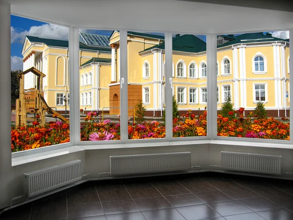 Grande janela com vista para o jardim com palácio — Fotografia de Stock