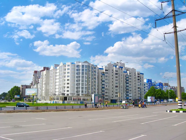 Vista de bloques modernos de varios pisos de carretera plana y de la ciudad — Foto de Stock