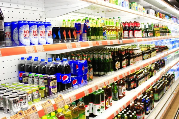 Loja de cerveja e refrigerantes com grande variedade — Fotografia de Stock