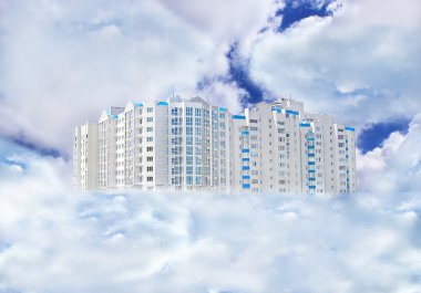 Çok öykülü modern ev bulutlar