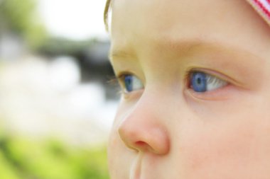 hedefi görme ile kız bebek yüzü 