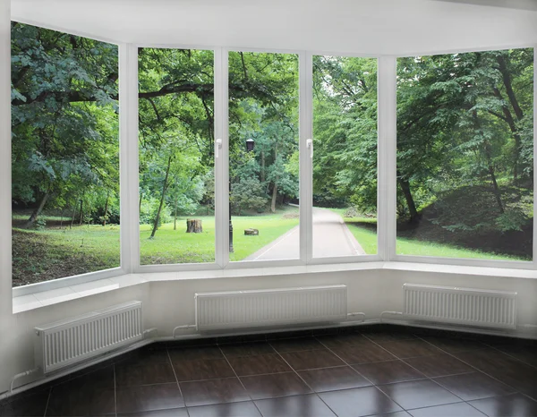 Windows overlooking the city park — Stock Photo, Image