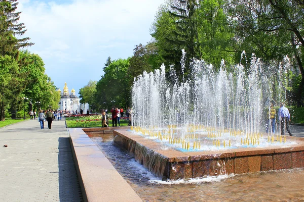 Люди отдыхают в городском парке с фонтанами — стоковое фото