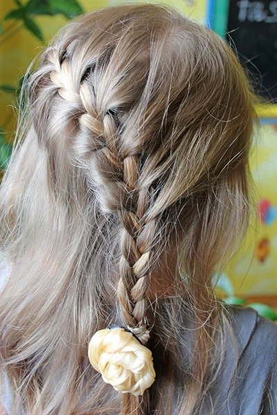 Menina com um penteado moderno — Fotografia de Stock