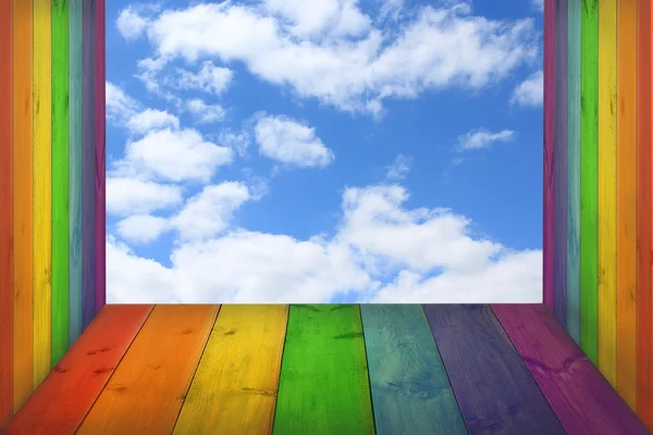 虹の色のボードから空を見る — ストック写真
