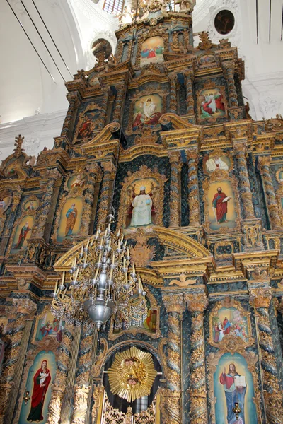 Prachtige iconostase in kerk — Stockfoto