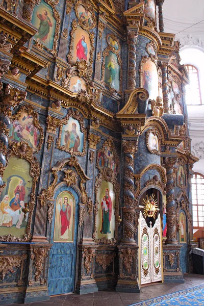 Beautiful iconostasis with ancient icons — Stock Photo, Image